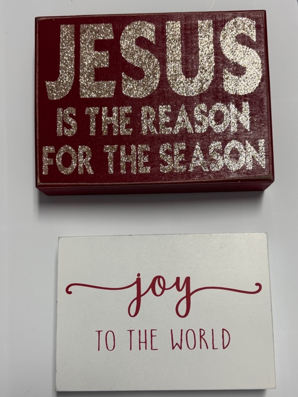 Kohl's Red and Gold 'Jesus' & White and Red 'Joy' Holiday Plaque Set